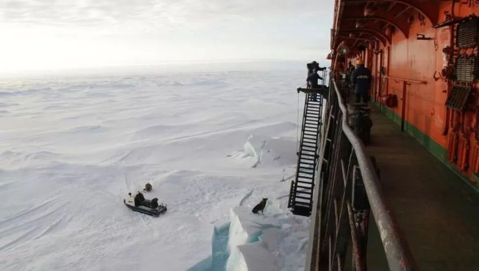 ESTACION SP-40. La base de hielo se agrietó y peligra la vida de 16 personas SP.RIAN.RU