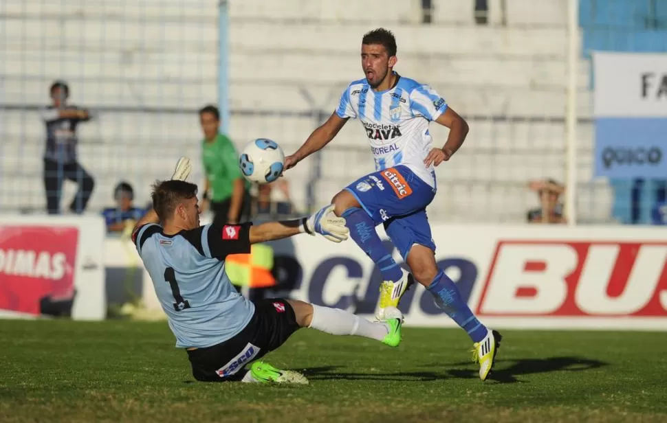 HUBIESE SIDO EL 1-1. Maidana ya definió ante Bértoli y parece festejar lo que era un gol seguro. Jopo no tuvo suerte. 