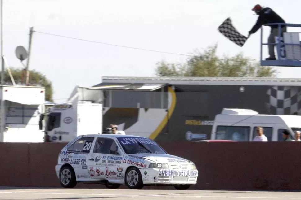 Y EL GANADOR ES... Cae la bandera a cuadros para el yerbabuense y su golcito. La victoria fue de punta a punta. 