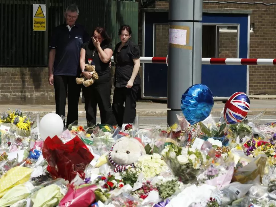 FUNERALES. Cientos de personas acompañaron a la familia de Rigby. REUTERS