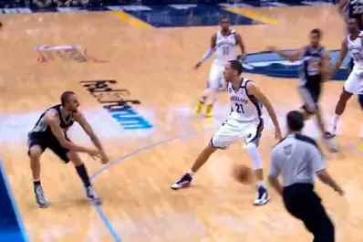 El video del espectacular caño de Manu Ginóbili