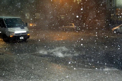 Un fuerte temporal de lluvia y granizo paraliza a Buenos Aires