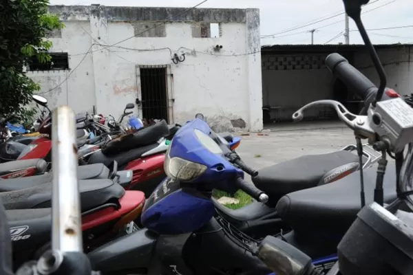 Un preso de escapó de la comisaría por un ventiluz