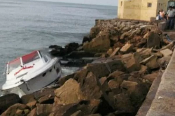 Murió ahogado por querer tirar al mar las cenizas de su mujer