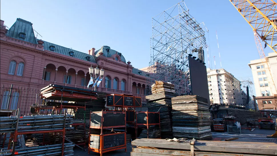 ESCENARIO. Se instaló una tarima de casi media cuadra de ancho, a tres metros de altura, con grandes estructuras para las pantallas y un mangrullo para los técnicos. FOTO TOMADA DE LANACION.COM.AR