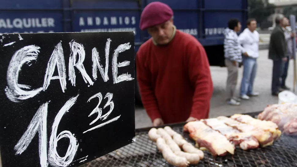 DIFERENCIAS. El kilo de carne se paga a 16 pesos al productor. En la góndola cuesta mucho más. FOTOS DE DYN