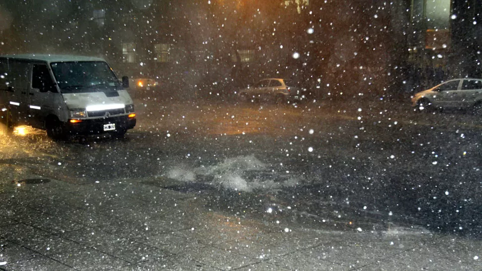 PEDREA. El granizo sorprendió a los que estaban en la calle. DYN