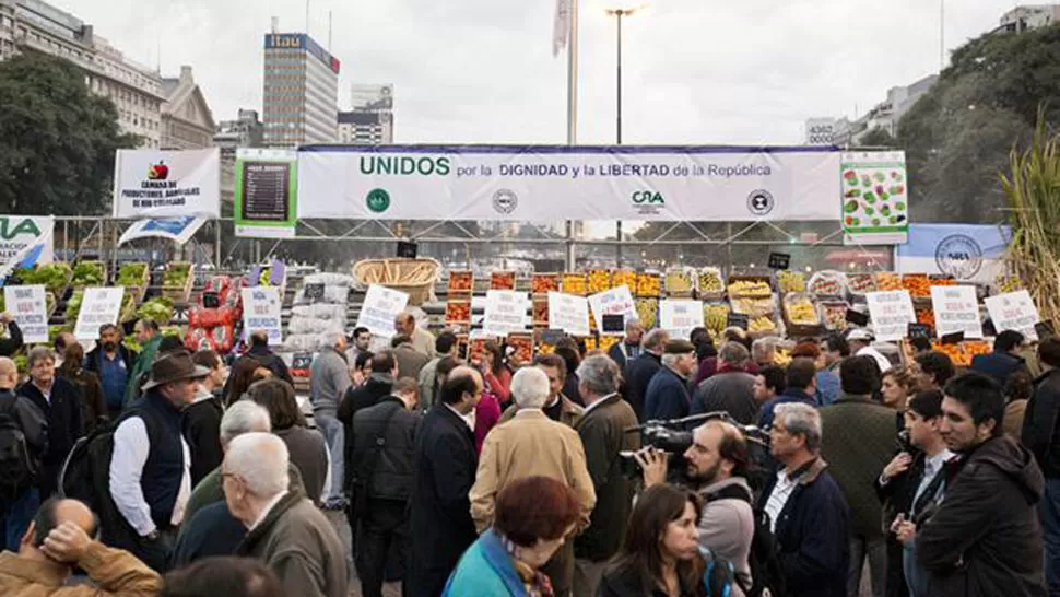 MODALIDAD. Una tarima metálica funcionó de góndola, sobre la que apoyaron los cajones con frutas y verduras compradas en el Mercado Central. FOTO TOMADA DE LANACION.COM