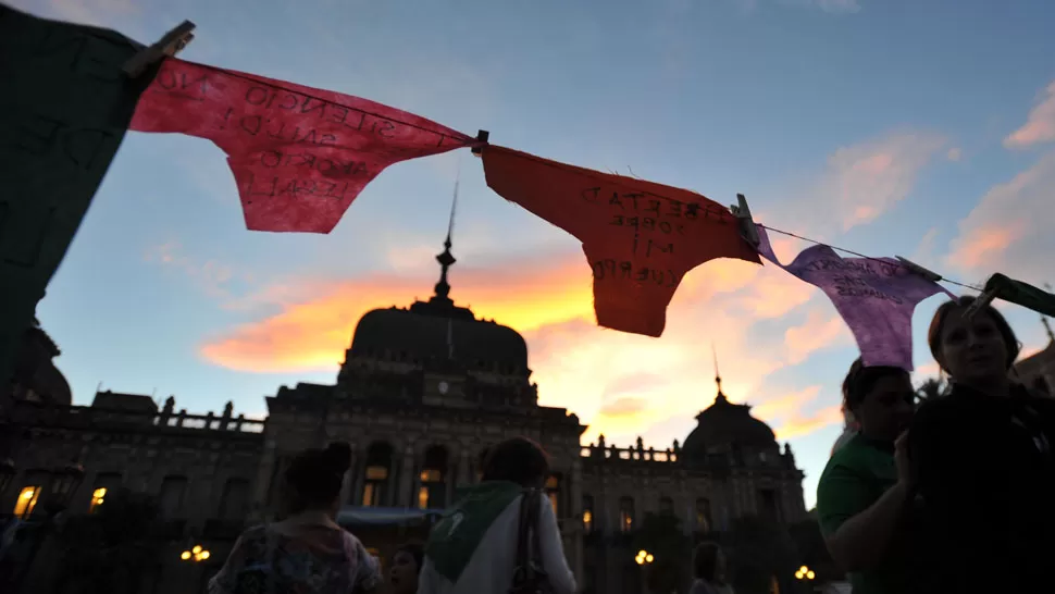 FRENTE A LA CASA DE GOBIERNO. Distintas agrupaciones reclamaron la legalización del aborto. LA GACETA/ FOTOS DE DIEGO ARAOZ