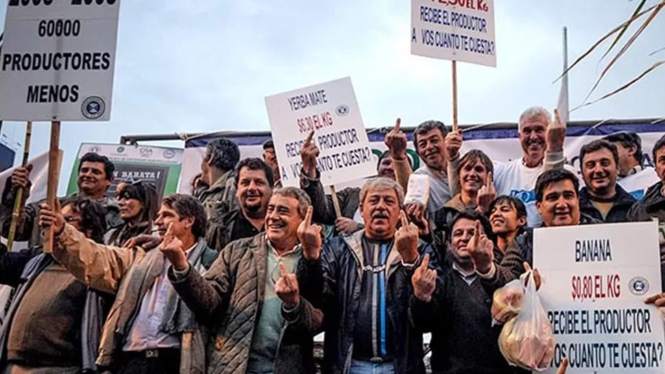 EN EL OBELISCO. Los productores, entre ellos, Eduardo Buzzi, titular de la Federación Agraria, gesticulan como protesta contra la política agropecuaria. INFOBAE / CHARLY DíAZ AZCUé 