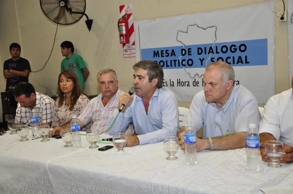 HUBO DIÁLOGO, ¿HABRÁ ACUERDO? Cano habla al micrófono; Rodolfo Burgos, Sandra Manzone, Oscar Gramajo y Federico Masso lo escuchan. FOTO PRENSA LIBRES DEL SUR (ARCHIVO)