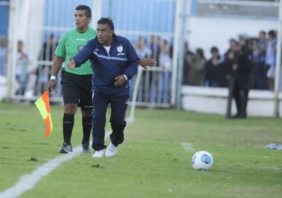 DESESPERADO. Si bien Rodríguez es de los que mantiene la calma durante los partidos, el técnico se sacó el domingo. 