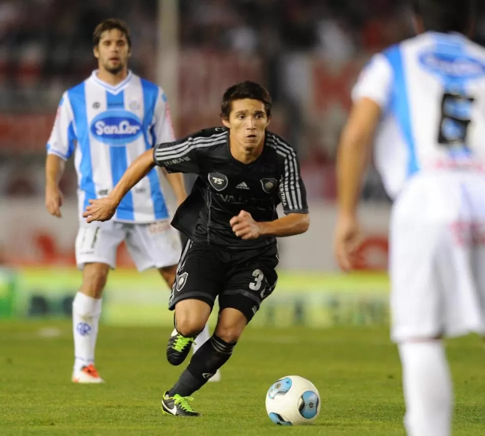 SUS DOS PASIONES. A la izquierda, Kranevitter posa con su mamá, quien lo visitó esta semana. A la derecha, el volante central hace lo suyo en el partido del domingo frente a Rafaela. 