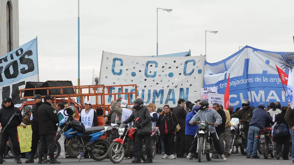 EN PROBLEMAS. Los manifestantes no dejaron pasar a nadie pero hubo un paso alternativo por Alderetes. LA GACETA / FOTO DE HECTOR PERALTA