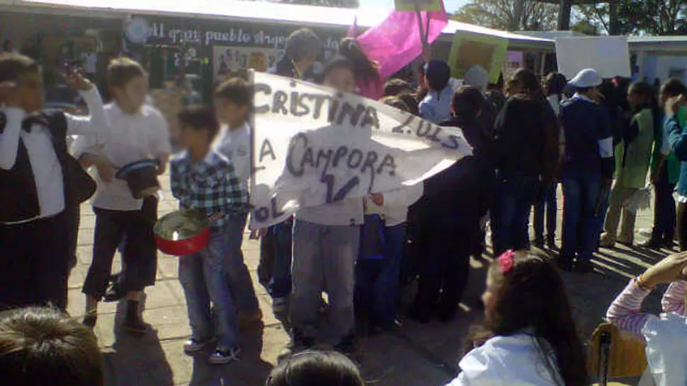 POLÉMICA. Ayer trascendieron las fotos de la controvertida bandera. FOTO TOMADA DE CADENA3.COM.AR