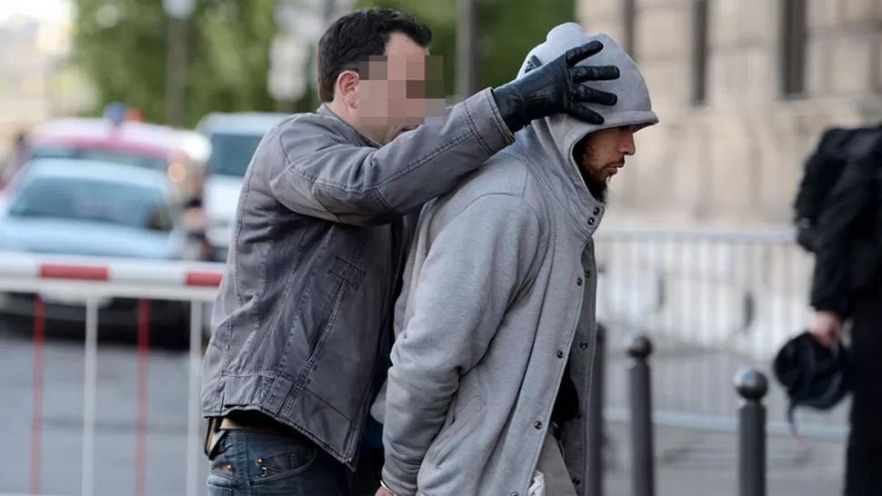 ARRESTADO. Alexandre fue encontrado esta madrugada, en el bario de La Verriére, en el departamento de Yvelines. FOTOS TOMADAS DE LEMONDE.FR