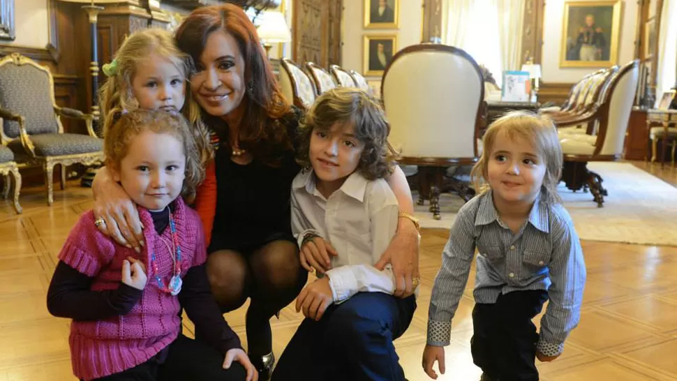 VISITA VIP. La Presidenta recibió a Mara, Agustín y sus hermanos, en la Casa Rosada. FOTO DE FACEBOOK DE CRISTINA FERNÁNDEZ DE KIRCHNER