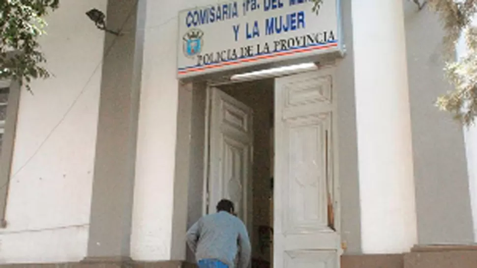 DENUNCIA. El padre de la adolescente dejó asentada la acusación en la Comisaría de la Mujer, de Santiago del Estero. FOTO TOMADA DE ELLIBERAL.COM