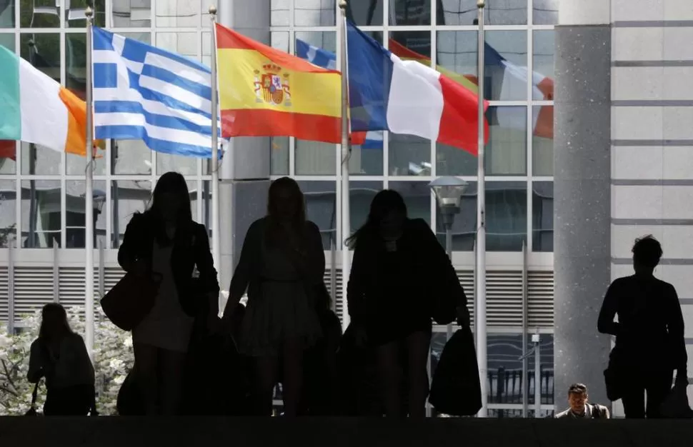 BUSCANDO UN TRABAJO. Miles de jóvenes emigran por año entre los países de Europa por la falta de empleo. REUTERS