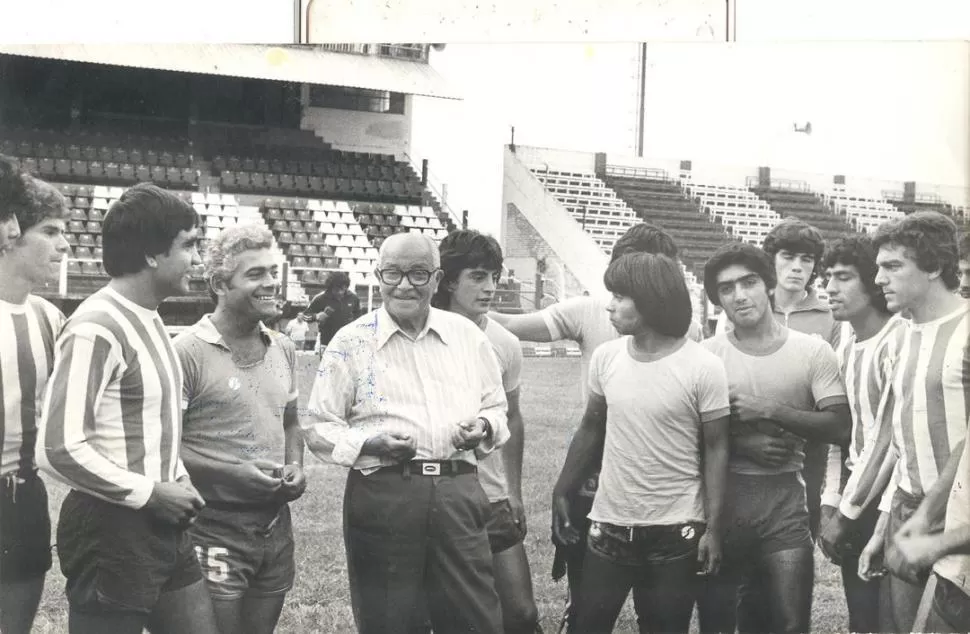 FÚTBOL. Roberto Santillán será, por siempre, un maestro. Aquí con el plantel de San Martín. 