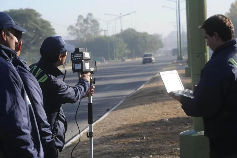 EN PLENA PRUEBA. Empleados de la Dirección de Tránsito chequean el funcionamiento de unos de los radares en la avenida Wenceslao Posse. LA GACETA / FOTO DE ANTONIO FERRONI 