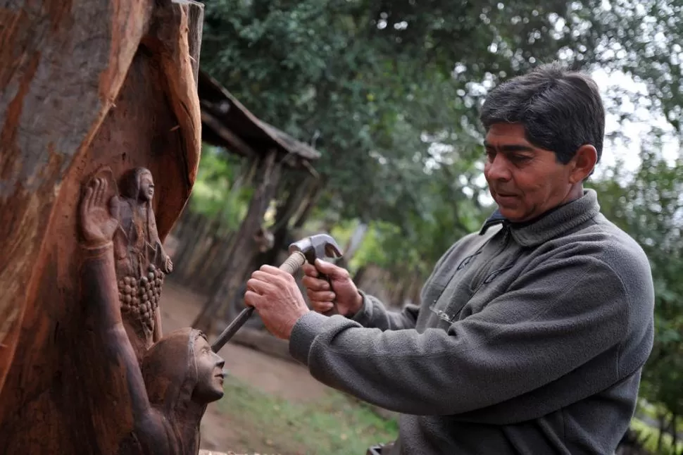 EL ANGEL DEL VINO. La última creación del catálogo casero y chacarero de Cuny Ferreyra sobre un tronco de algarrobo, a puro martillo y cortafierro. LA GACETA / FOTOS DE DIEGO ARAOZ