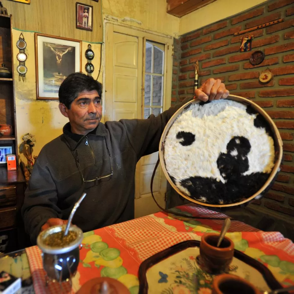 EL FABRICANTE. Bombos de madera de ceibo con afinado santiagueño.