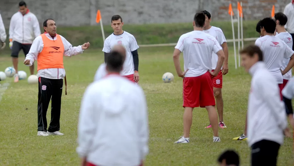 MAS CAMBIOS. Roldán deberá rearmar una vez más el equipo Santo. LA GACETA / FRANCO VERA