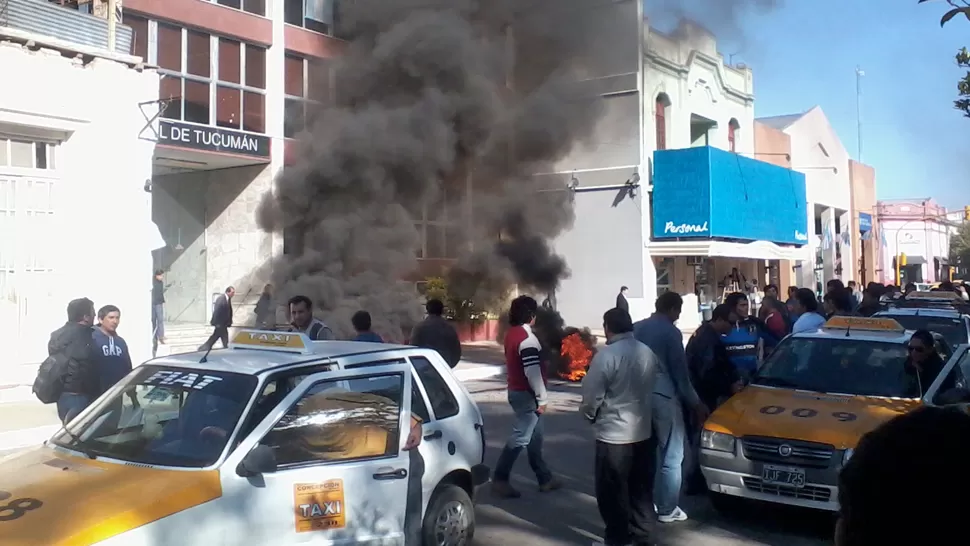 PROTESTA. Taxistas exigen que la Policía busque a los ladrones. LA GACETA / RODOLFO CASEN