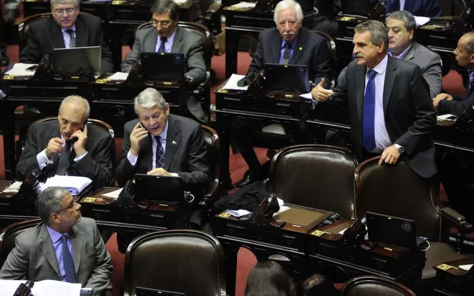 INTERCAMBIO DE OPINIONES. Agustín Rossi y Roberto Feletti, del FPV, hablan durante la sesión. Carlos Kunkel y Carlos Heller usan sus celulares. DYN 