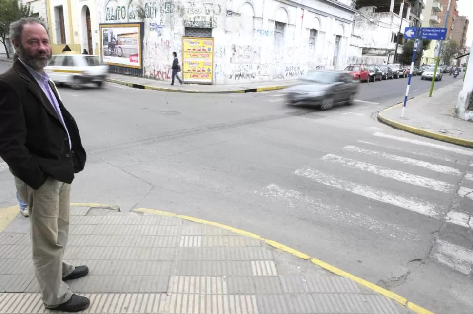 PRIMERO HAY QUE VER CÓMO SE ACTÚA EN LA CALLE. Pablo Wright sostiene que nos resulta difícil reconocernos en la indisciplina del tránsito. LA GACETA / FOTO DE JORGE OLMOS SGROSSO 