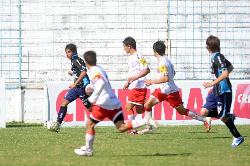 SIN DISCUSIÓN. Atlético se cruzó por primera vez en la temporada con su clásico rival en Inferiores. En la 96, que ganó Atlético, los dos llegaban invictos. En la escena Ramiro Domínguez lleva la pelota. 