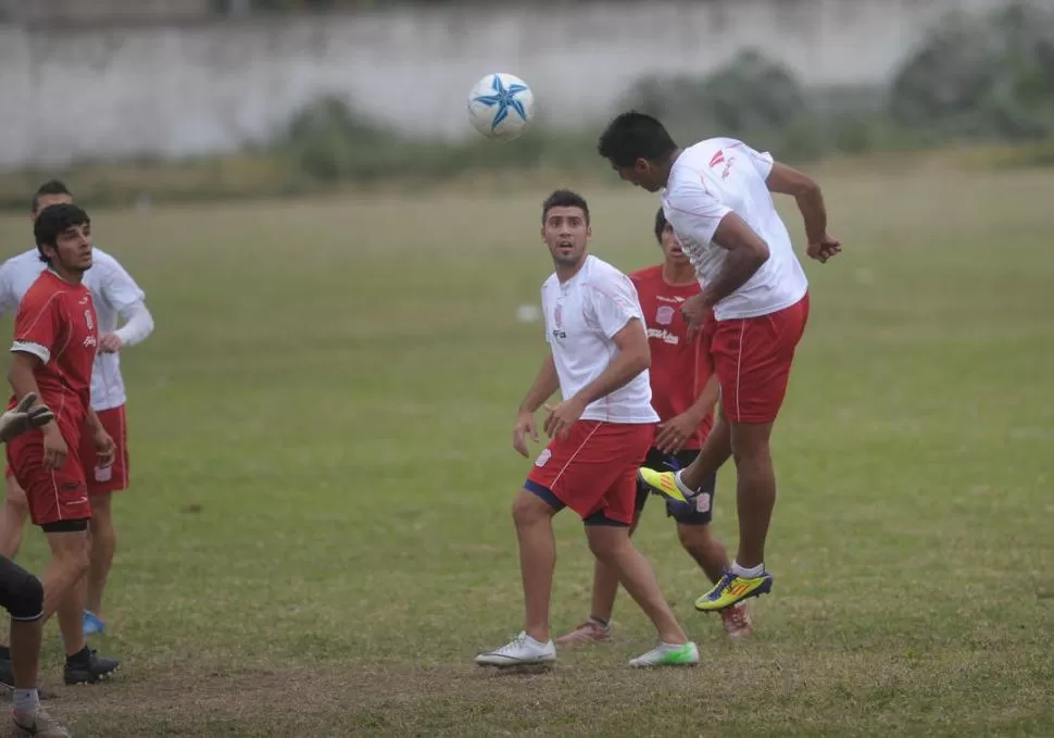 CAMBIO DE ROLES. Rubén Molina cabecea la pelota ante la atenta mirada de Luis Silba, que el domingo podría ser titular. 