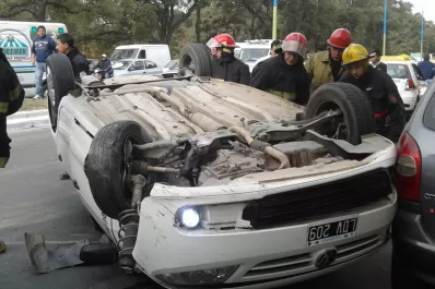 Un auto chocó y quedó ruedas para arriba