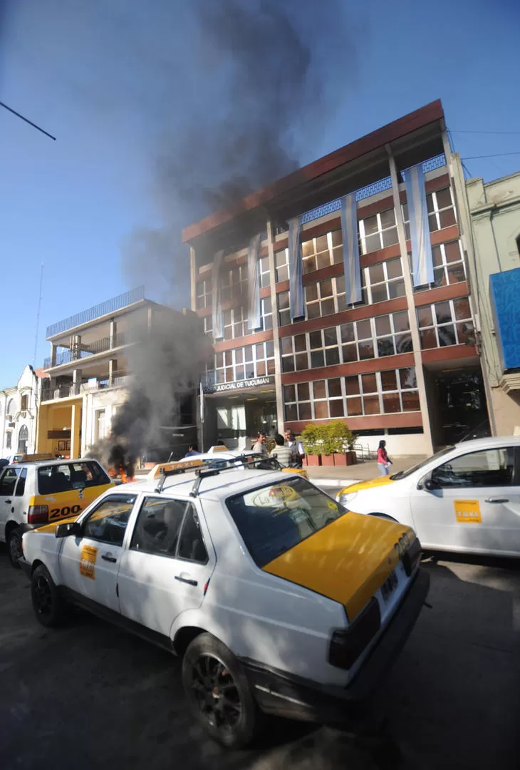 EN LA PLAZA. Los taxis bloquearon el tránsito en el microcentro. 