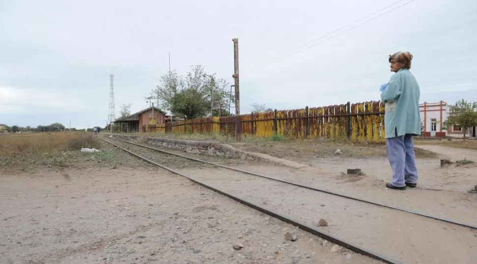 A LA SIESTA. Nada altera el silencio y la quietud de la tarde pueblerina, en la estación Taco Ralo. 