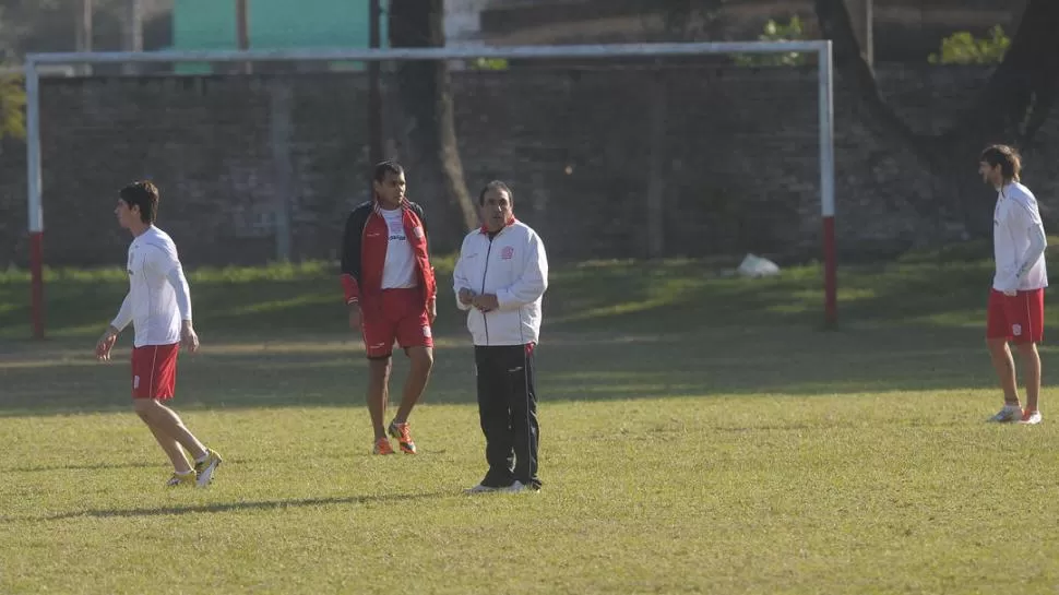 BIEN ATENTOS. Gonzalo Cáceres y Carlos Roldán, defensor y DT, no quieren dejar detalle librado al azar ante un partido clave. 