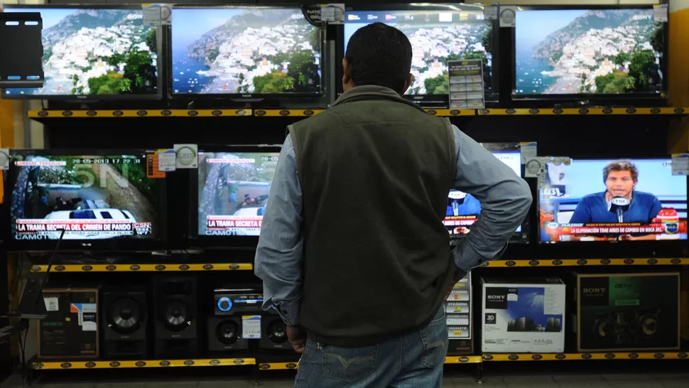 ATENTA LA MIRADA. Los comerciantes recomendaron a sus clientes aprovechar el último día de promoción, pero confían en que en el corto plazo regresarán los descuentos.