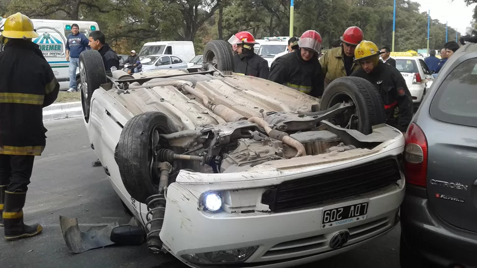 DADO VUELTA. El Volkswagen Gol se llevó la peor parte. LA GACETA / GENTILEZA MAXIMILIANO CORBALÁN. 