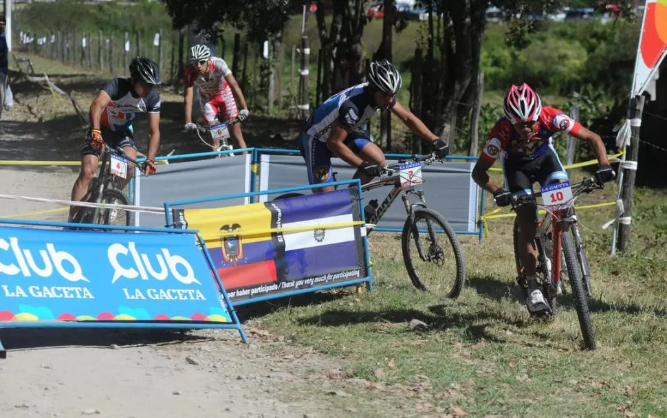 EN UN GRAN MOMENTO. El Chimpa Franco Molina (10) consiguió una contundente victoria en la categoría principal. 