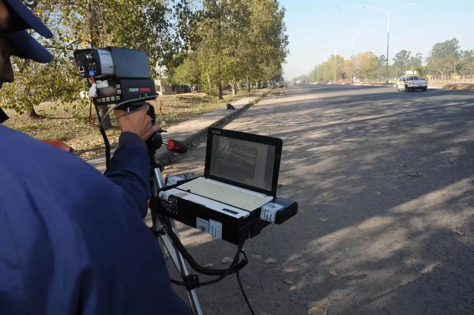 EN AVENIDAS. Los inspectores comenzaron a probar los radares con los que se implementarán las fotomultas. LA GACETA / FOTO DE ANTONIO FERRONI 