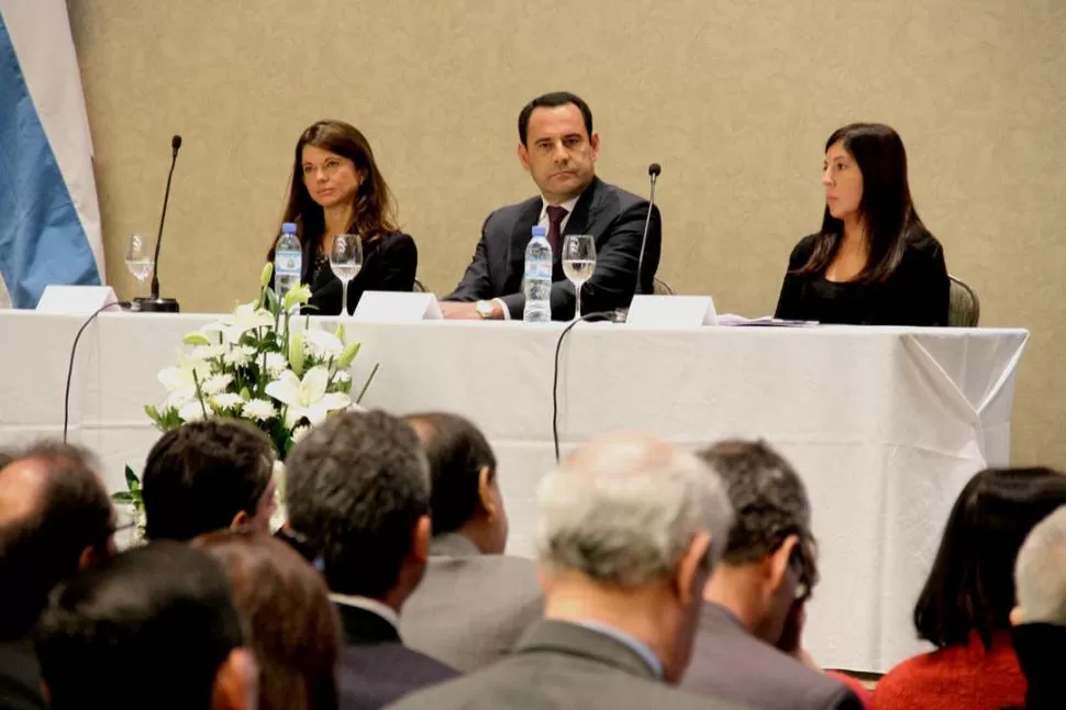 INAUGURACIÓN. Claudia Sbdar (izquierda), Regino Amado y María Belén de los Santos tomaron la palabra en la apertura de unas jornadas nacionales. PRENSA Y DIFUSIóN