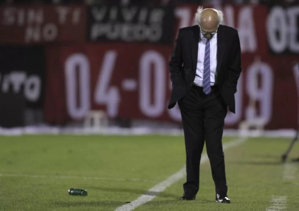 LA HORA DEL ANÁLISIS. Carlos Bianchi tiene en su mente las posibles soluciones a los problemas que afectan a Boca. DYN