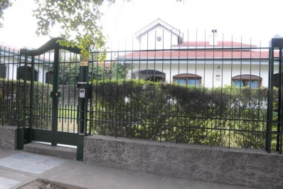 Un ladrón saltó la reja para robar en la casa del ministro de Economía y se llevó $ 1.000