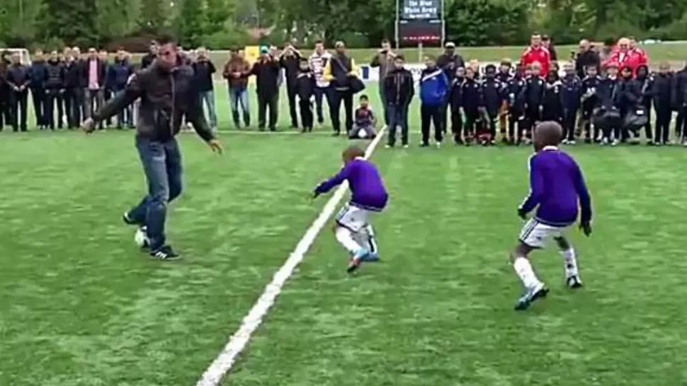 PARA AQUÍ, PARA ALLÁ. El holandés enseñó cómo hacer jueguitos con la pelota. CAPTURA DE VIDEO