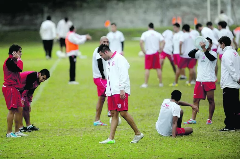 EL MONTÓN. El plantel de San Martín entrenó toda la semana pensando en San Jorge pero hasta hoy el equipo no está confirmado. Roldán, al fondo,  prueba y prueba para armar el 11 que Luis Silba podría integrar de entrada por primera vez con él. 