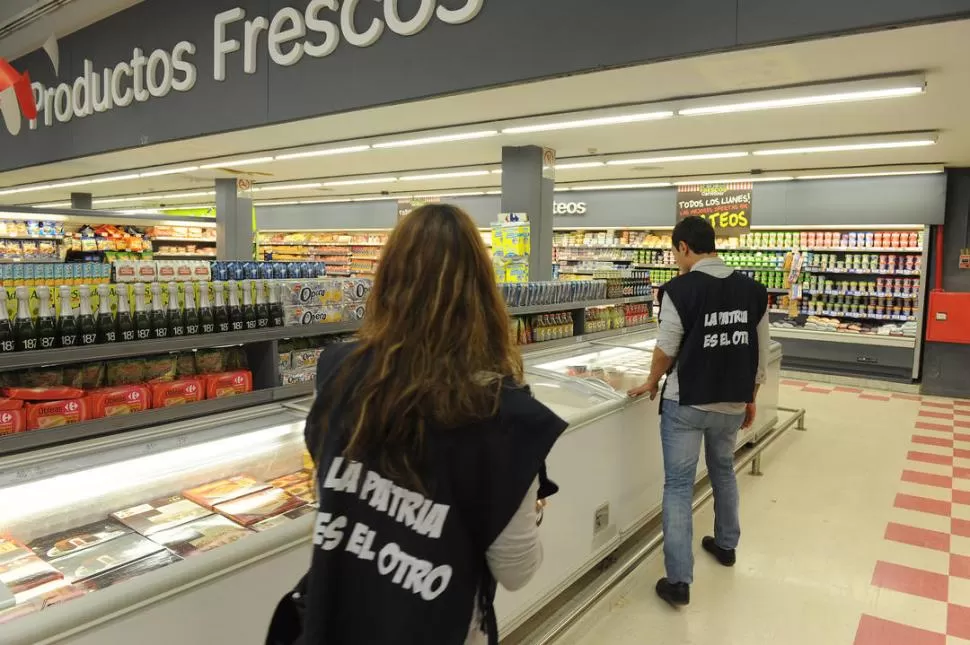 INDIVIDUALIZADOS. En cuadrillas de a cuatro personas, los kirchneristas salieron a relevar los precios. LA GACETA / FOTO DE HECTOR PERALTA