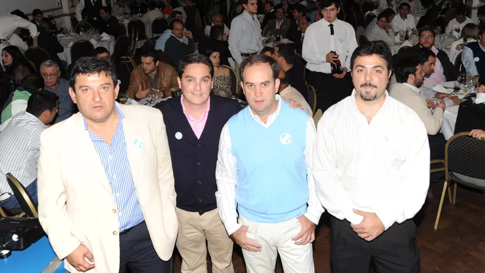 LISTOS. Sarmiento, Colombres Garmendia, Guerineau y Torres, de la agrupación CAT, posan con la cena del Jockey de fondo. LA GACETA / ENRIQUE GALINDEZ