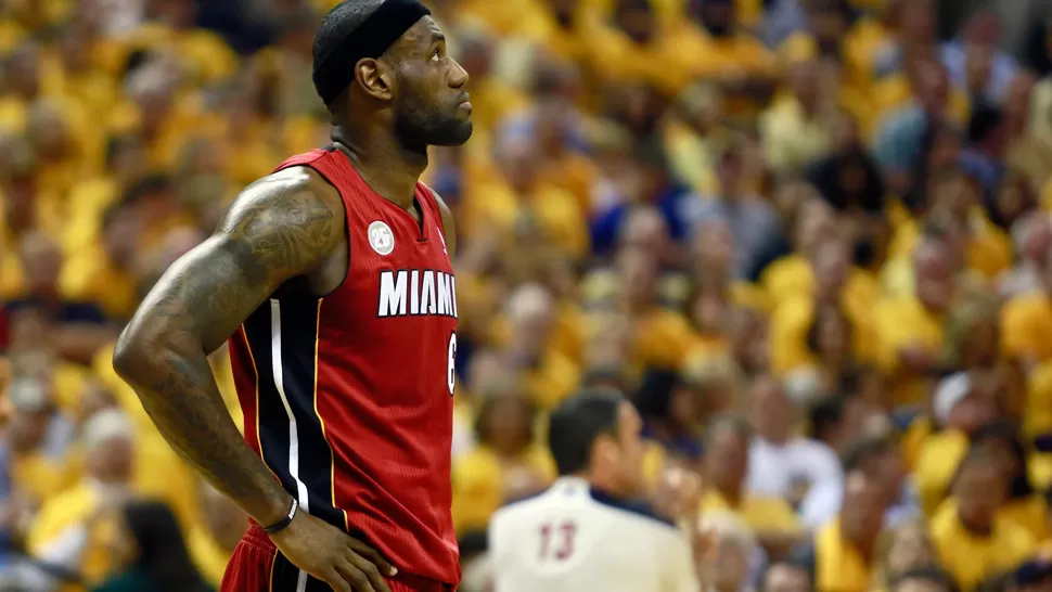 SIN REACCION. Los Heat de LeBron James fueron ampliamente superados por los Pacers. REUTERS