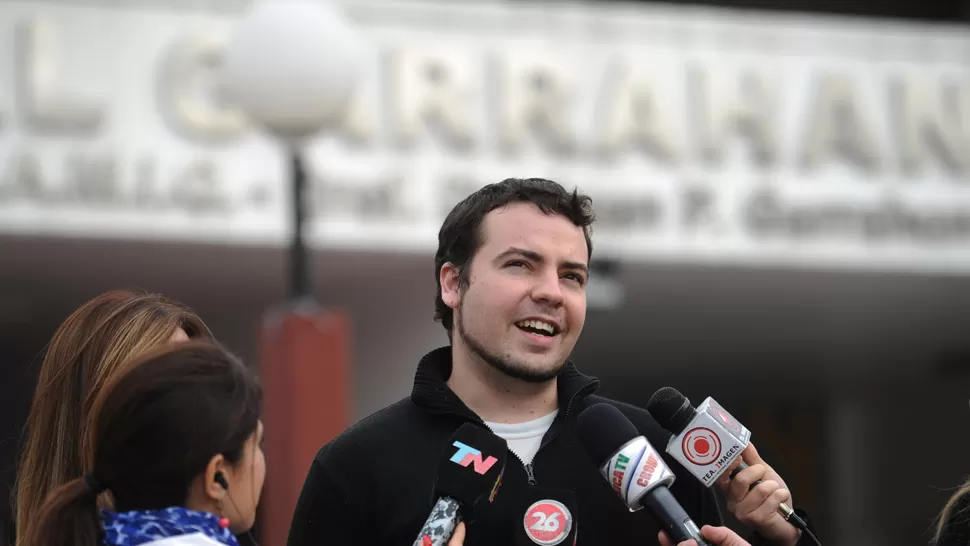 ESPERANZA. Haroldo Antonelli, papá de Renzo, habla con la prensa frente al Hospital Garraham, donde le trasplantaron el corazón a su hijo. TELAM